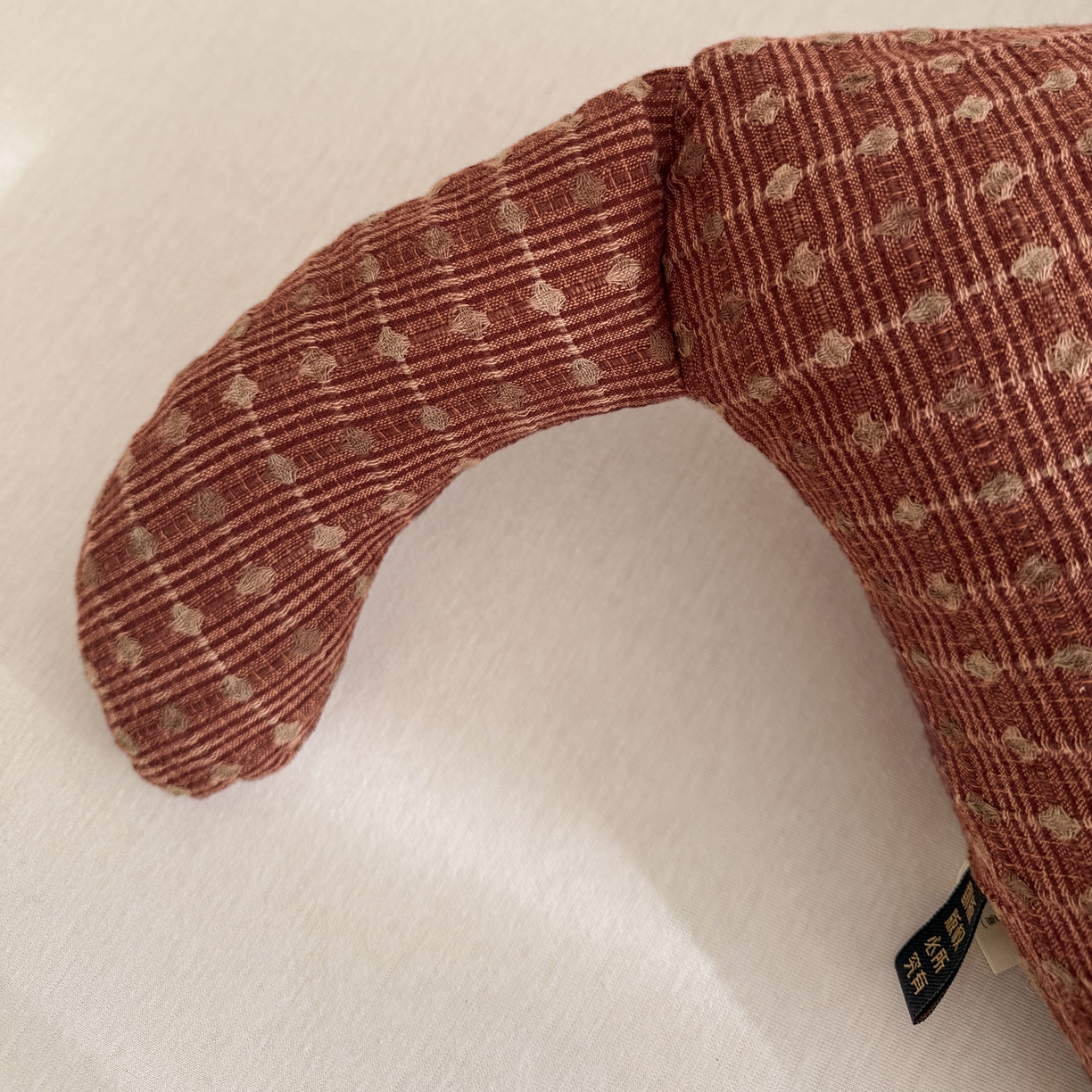 91家纺网 家纺一手货源 找家纺 蔻眠 马上有钱-全棉刺绣荞麦枕头卡通护颈枕芯 马上有钱-红