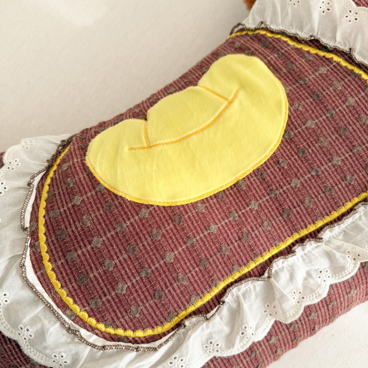 91家纺网 家纺一手货源 找家纺 蔻眠 马上有钱-全棉刺绣荞麦枕头卡通护颈枕芯 马上有钱-红