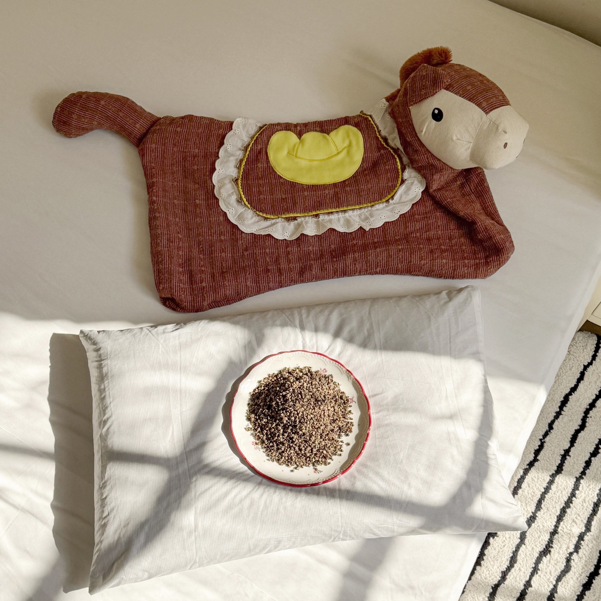 91家纺网 家纺一手货源 找家纺 蔻眠 马上有钱-全棉刺绣荞麦枕头卡通护颈枕芯 马上有钱-红