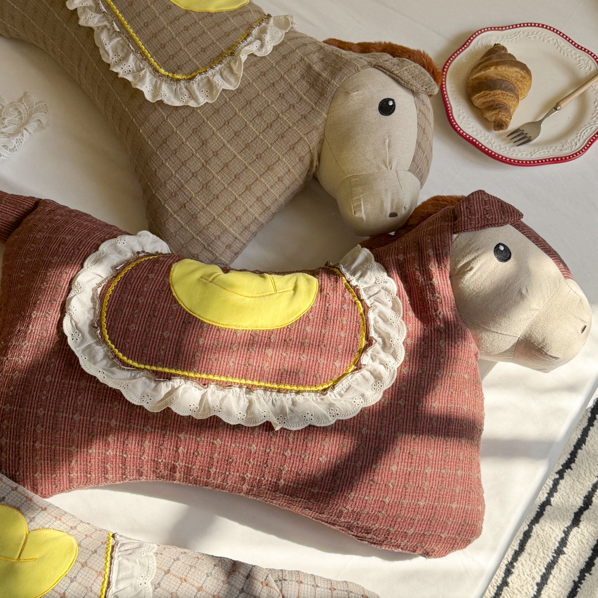 91家纺网 家纺一手货源 找家纺 蔻眠 马上有钱-全棉刺绣荞麦枕头卡通护颈枕芯 马上有钱-红