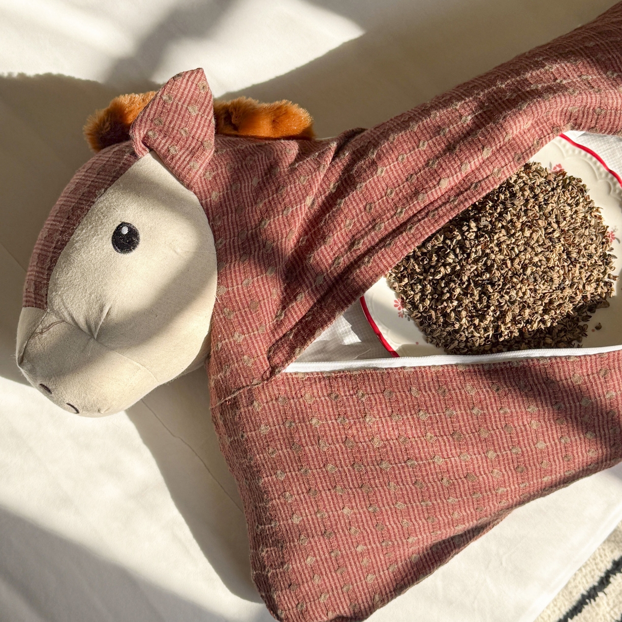 91家纺网 家纺一手货源 找家纺 蔻眠 马上有钱-全棉刺绣荞麦枕头卡通护颈枕芯 马上有钱-红