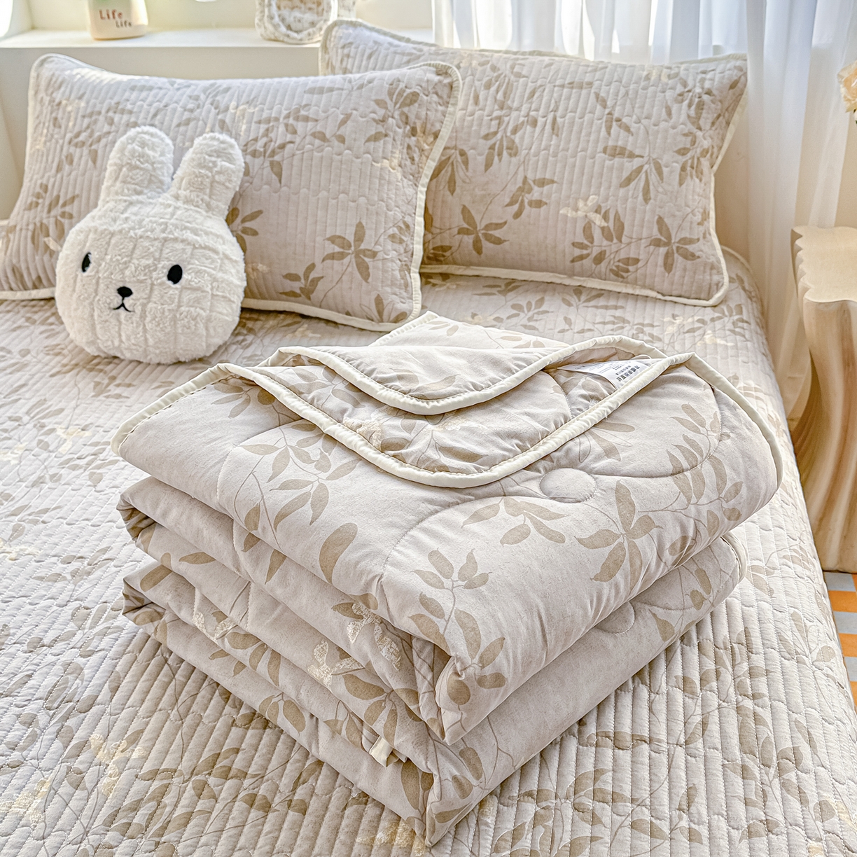 91家纺网 家纺一手货源 找家纺 慕澄家纺 2026新款小清新印花水洗棉床盖夏被四件套 灰叶