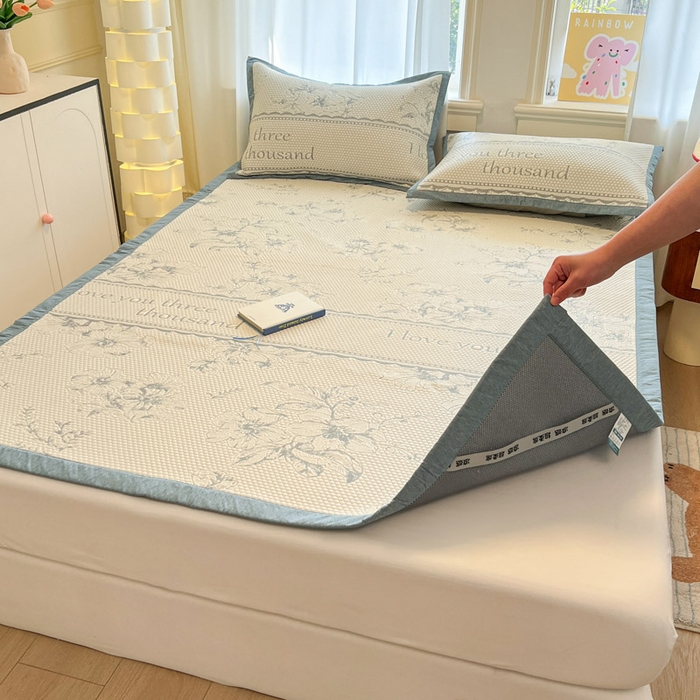 91家纺网 家纺一手货源 找家纺 雅居纺家纺 2026新款A类加厚三明治底提花小清新凉感席床单款凉席席子 悠闲花园