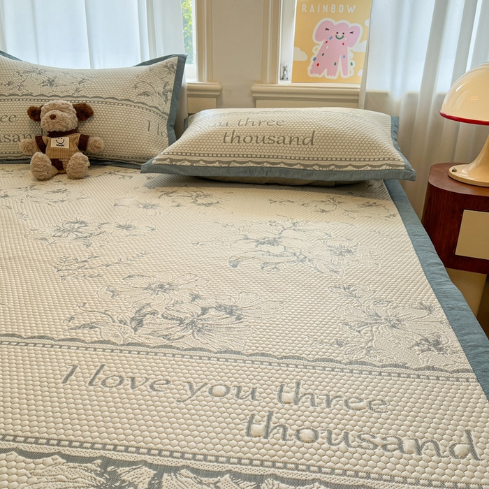 91家纺网 家纺一手货源 找家纺 雅居纺家纺 2026新款A类加厚三明治底提花小清新凉感席床单款凉席席子 悠闲花园