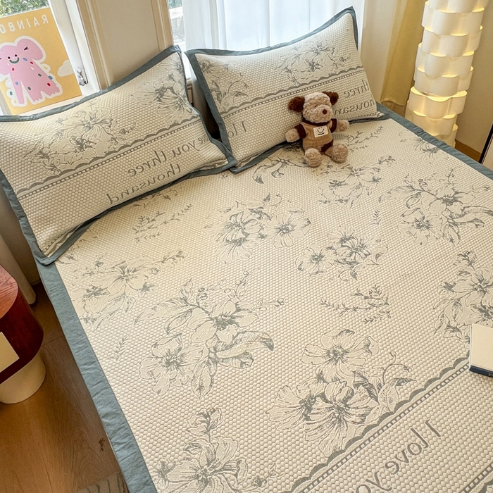 91家纺网 家纺一手货源 找家纺 雅居纺家纺 2026新款A类加厚三明治底提花小清新凉感席床单款凉席席子 悠闲花园