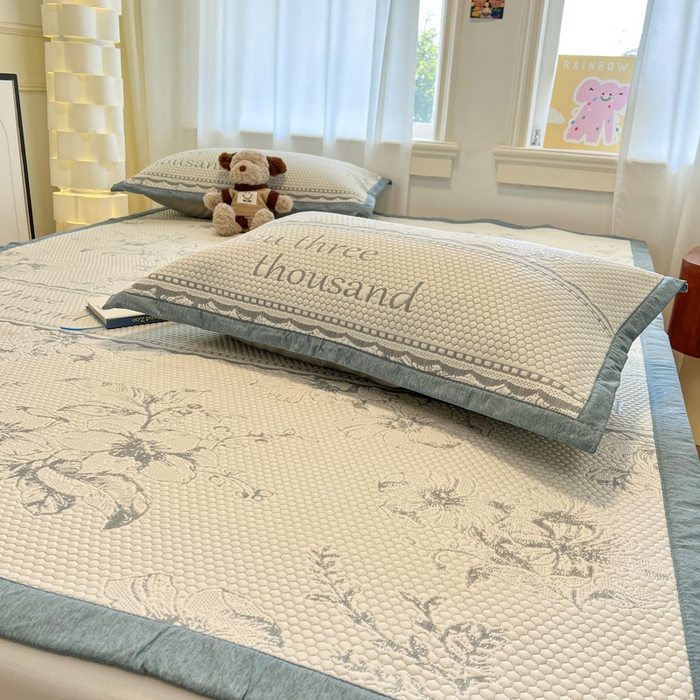 91家纺网 家纺一手货源 找家纺 雅居纺家纺 2026新款A类加厚三明治底提花小清新凉感席床单款凉席席子 悠闲花园