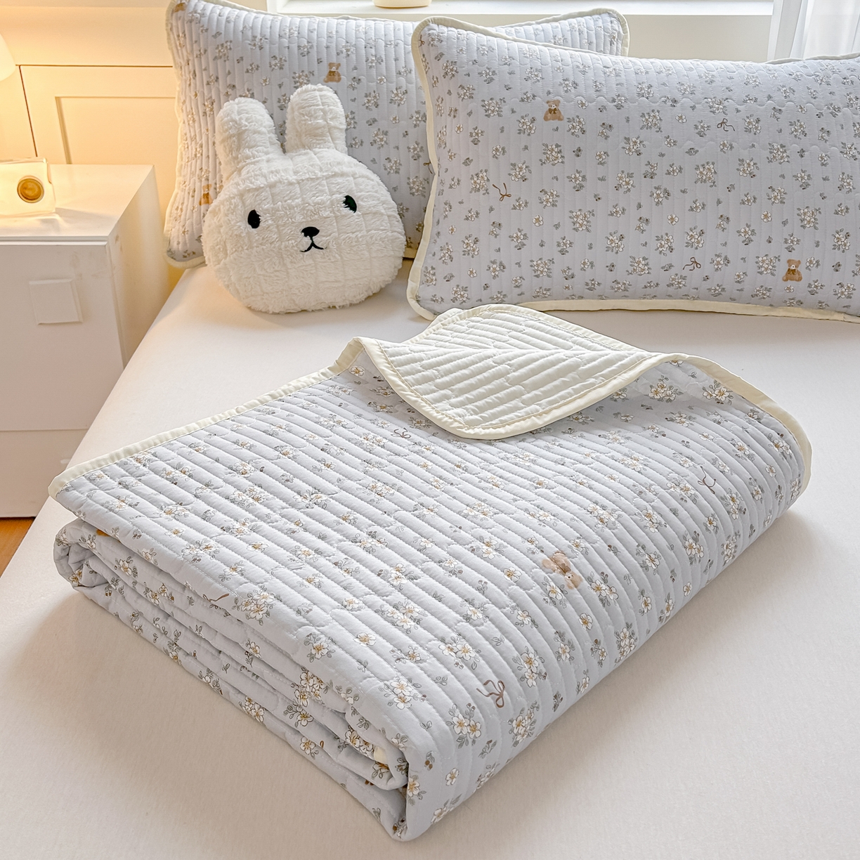 91家纺网 家纺一手货源 找家纺 慕澄家纺 2026新款小清新印花水洗棉床盖夏被四件套 可爱小熊