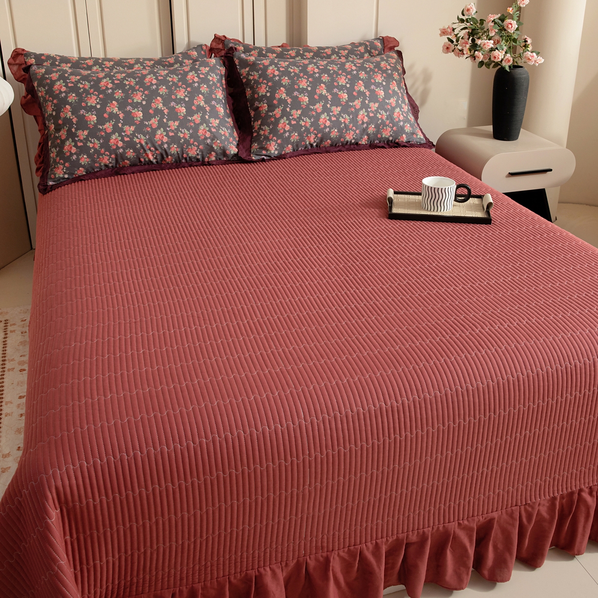 91家纺网 家纺一手货源 找家纺 情煊家纺 2026新款全棉双层纱单品床盖 胭脂红