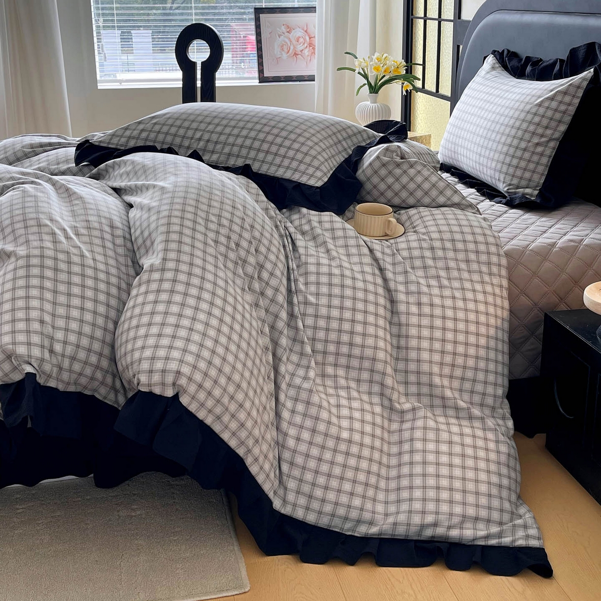 91家纺网 家纺一手货源 找家纺 锦彩家居 2026新款花边格子复古风夹棉床盖四件套-西西里岛系列 西西里岛-山灰