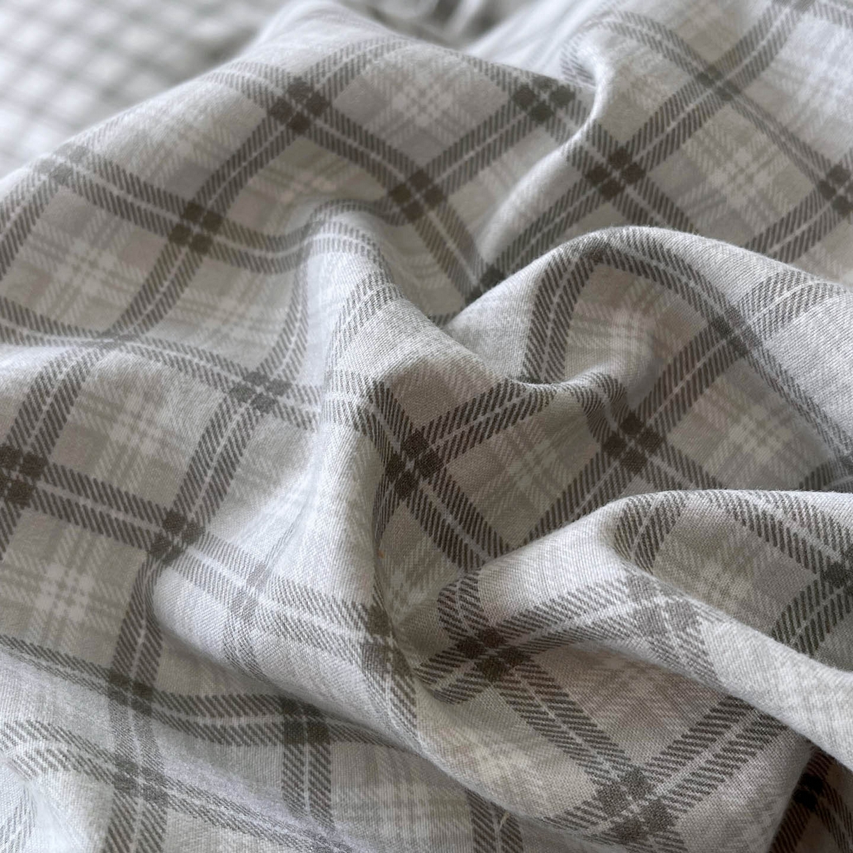 91家纺网 家纺一手货源 找家纺 锦彩家居 2026新款花边格子复古风夹棉床盖四件套-西西里岛系列 西西里岛-山灰