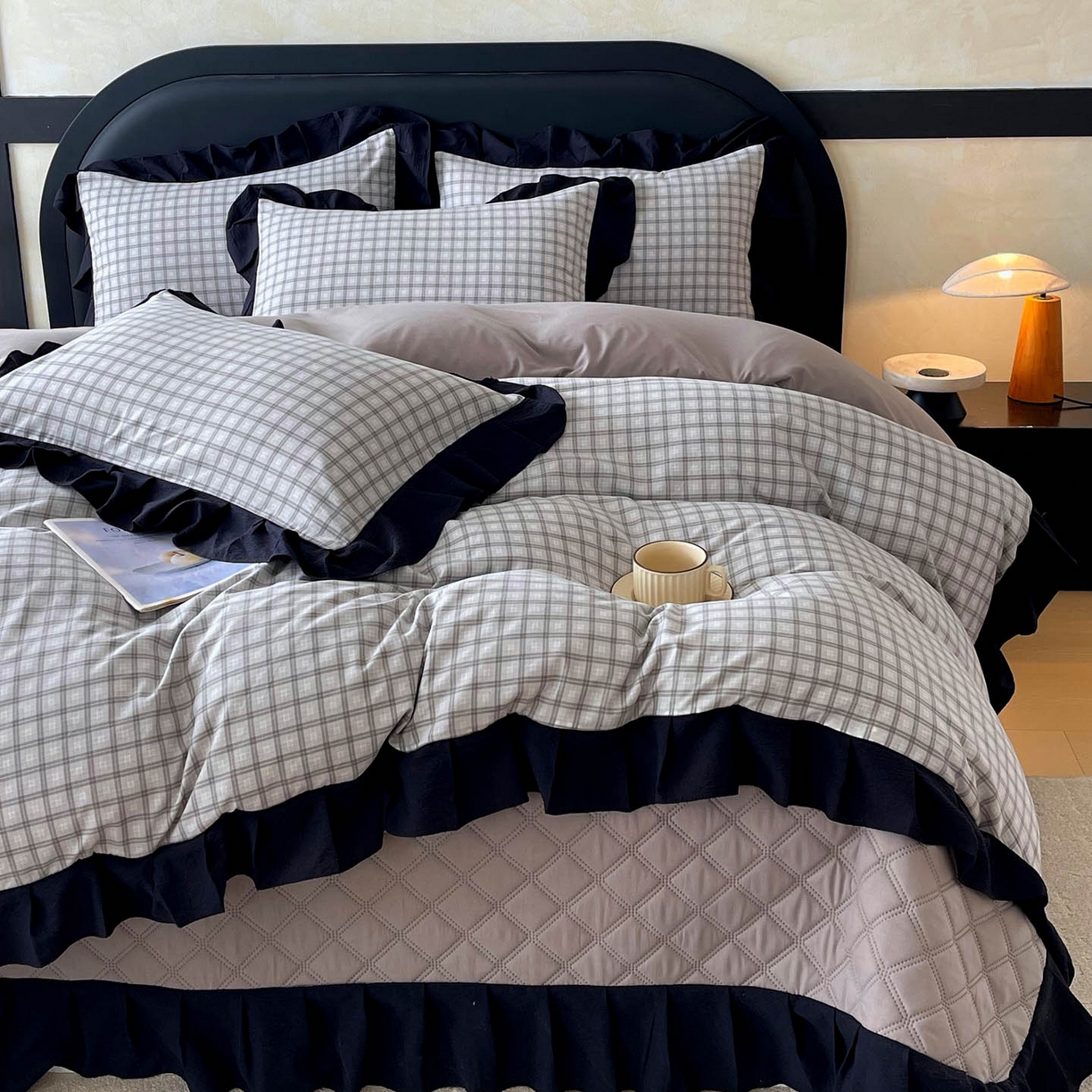 91家纺网 家纺一手货源 找家纺 锦彩家居 2026新款花边格子复古风夹棉床盖四件套-西西里岛系列 西西里岛-山灰