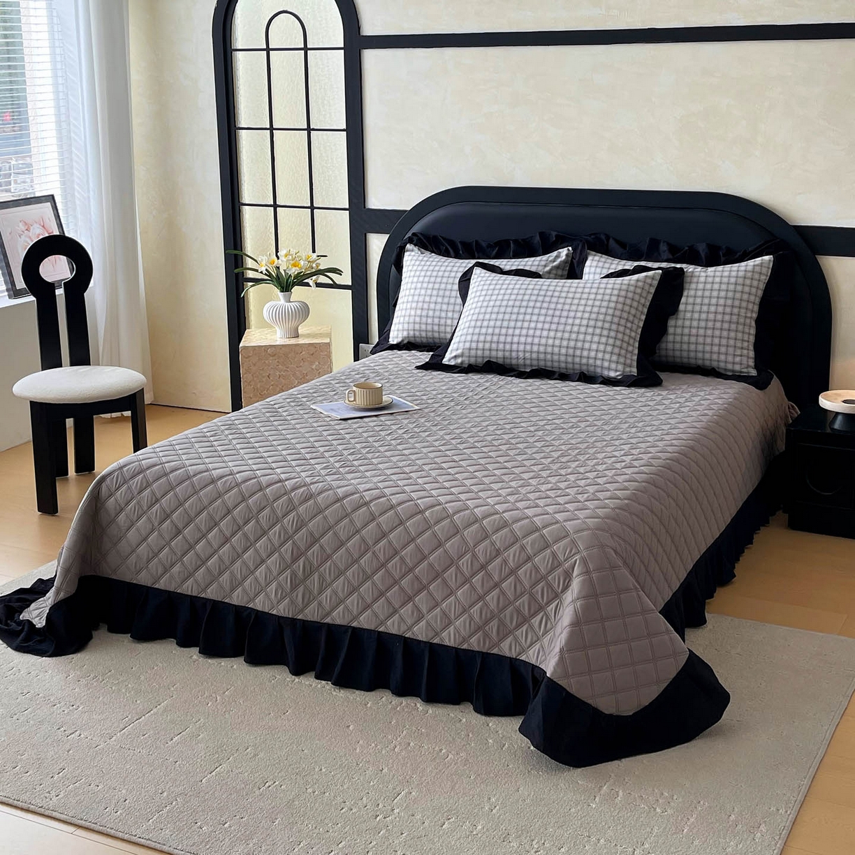 91家纺网 家纺一手货源 找家纺 锦彩家居 2026新款花边格子复古风夹棉床盖四件套-西西里岛系列 西西里岛-山灰