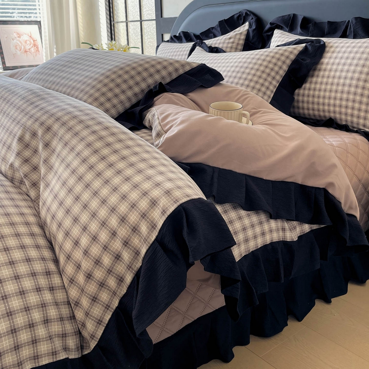 91家纺网 家纺一手货源 找家纺 锦彩家居 2026新款花边格子复古风夹棉床盖四件套-西西里岛系列 西西里岛-咖色