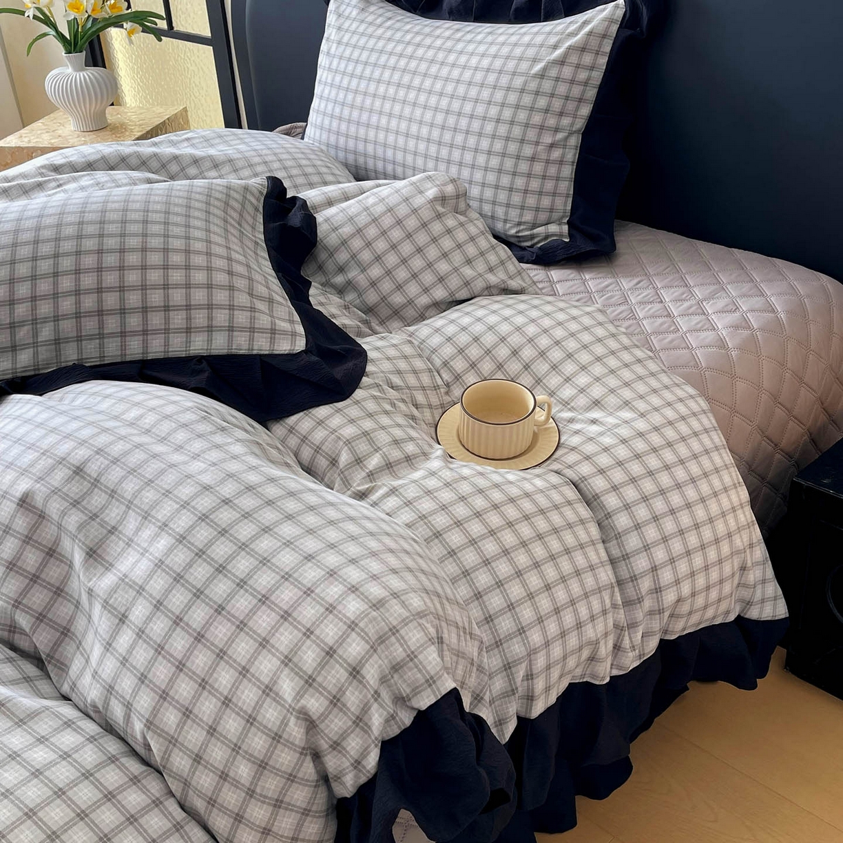91家纺网 家纺一手货源 找家纺 锦彩家居 2026新款花边格子复古风夹棉床盖四件套-西西里岛系列 西西里岛-山灰