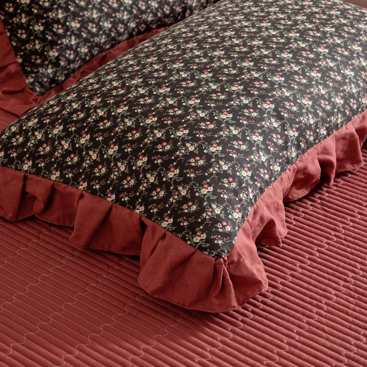 91家纺网 家纺一手货源 找家纺 情煊家纺 2026新款全棉双层纱单品枕套 花边款-海棠红