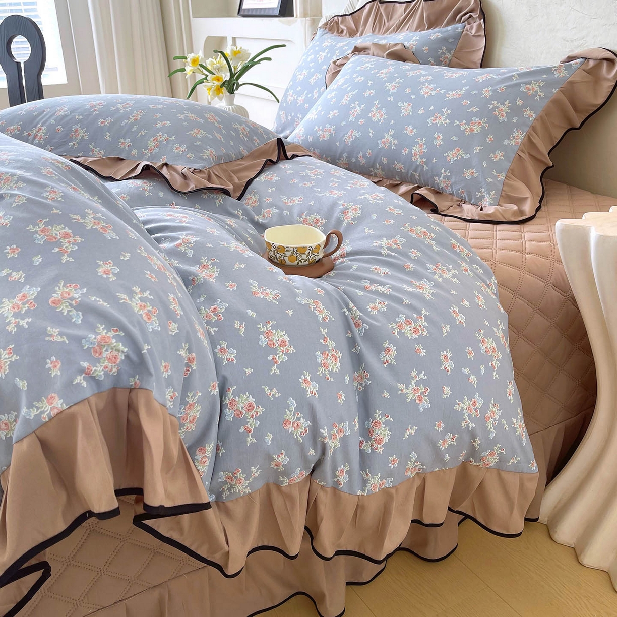 91家纺网 家纺一手货源 找家纺 锦彩家居 2026新款花边小碎花床盖四件套 椿庭怀蓝