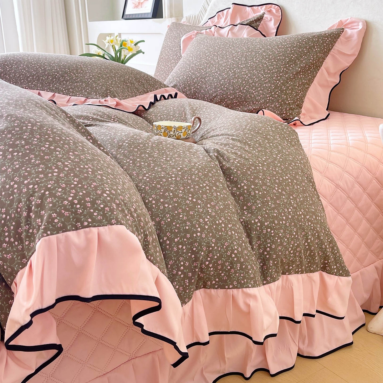 91家纺网 家纺一手货源 找家纺 锦彩家居 2026新款花边小碎花床盖四件套 朝花夕拾