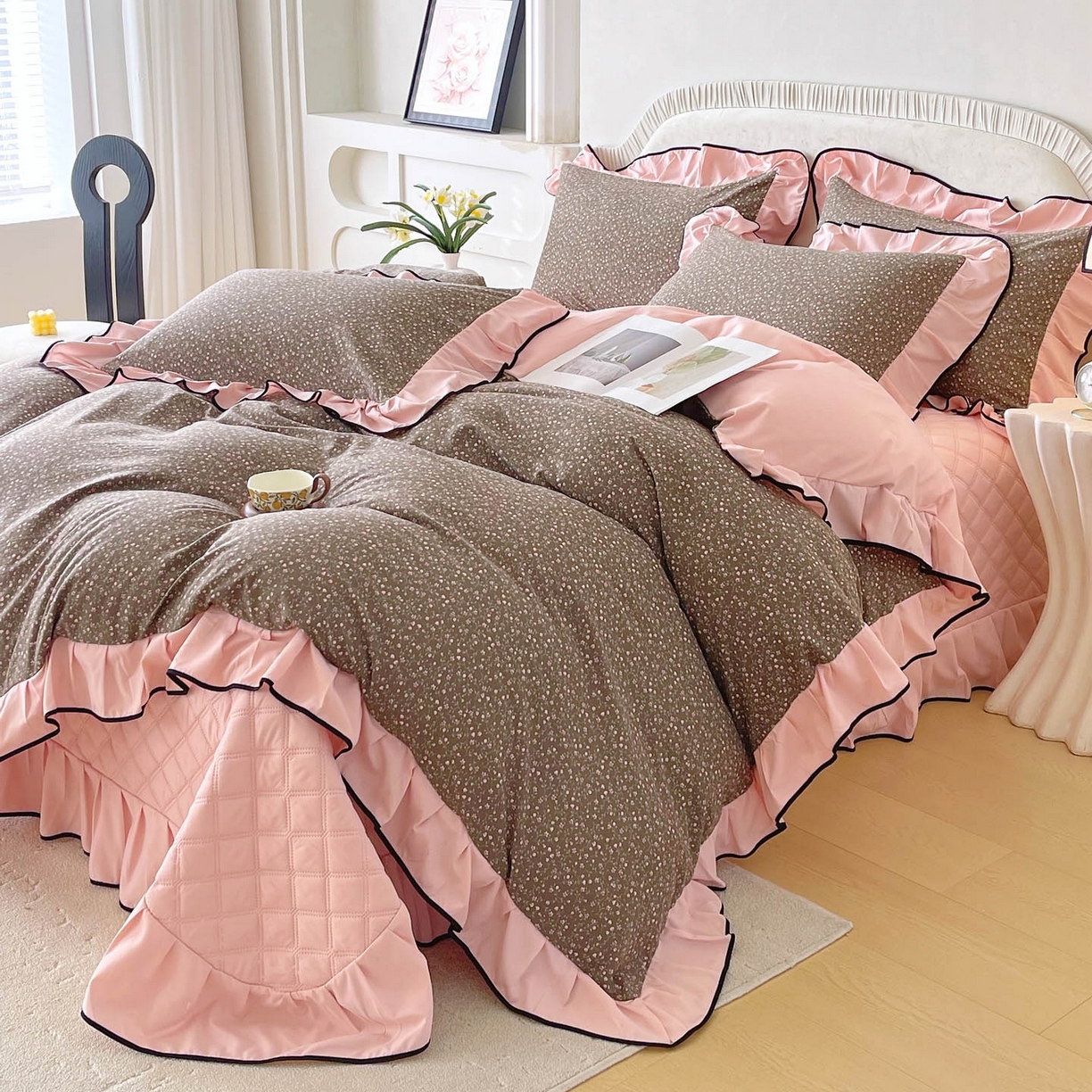 91家纺网 家纺一手货源 找家纺 锦彩家居 2026新款花边小碎花床盖四件套 朝花夕拾