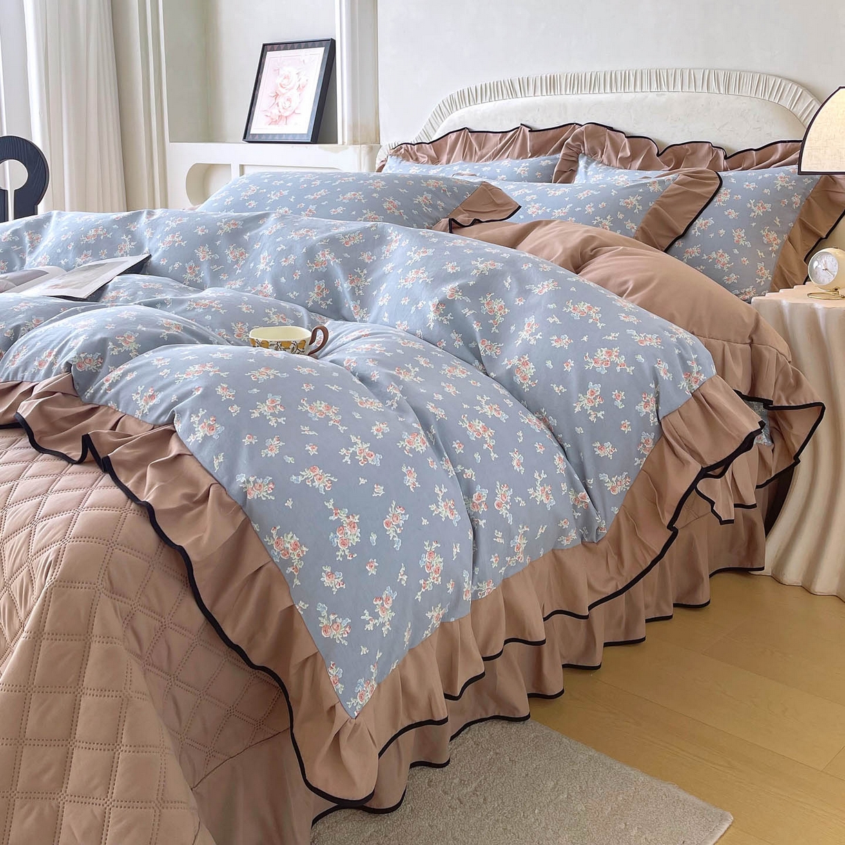 91家纺网 家纺一手货源 找家纺 锦彩家居 2026新款花边小碎花床盖四件套 椿庭怀蓝