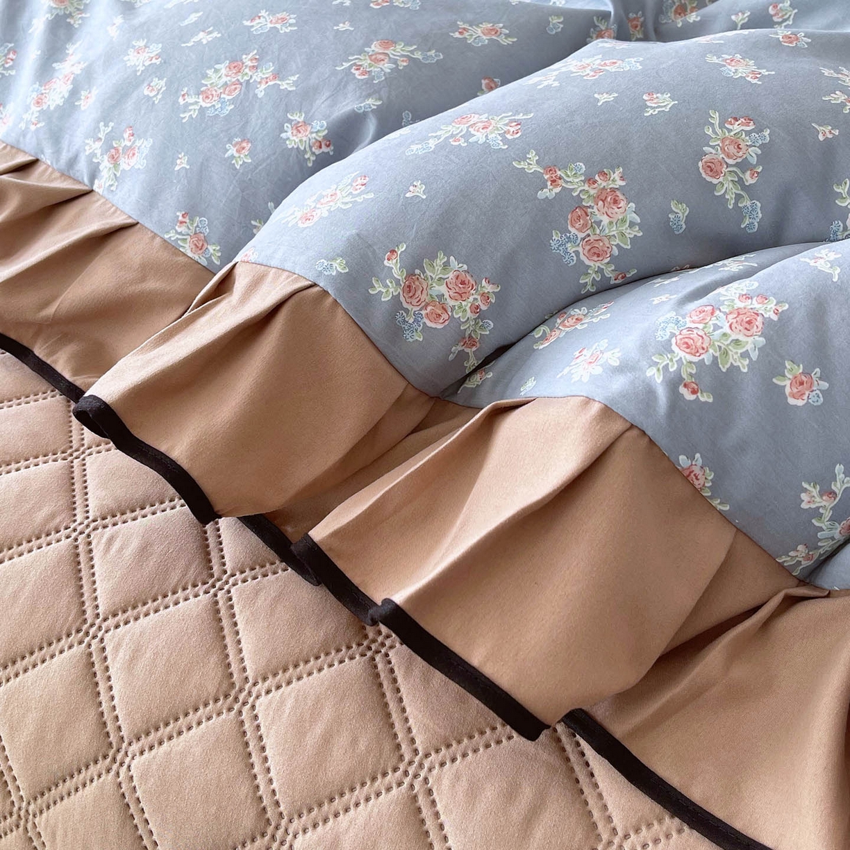 91家纺网 家纺一手货源 找家纺 锦彩家居 2026新款花边小碎花床盖四件套 椿庭怀蓝