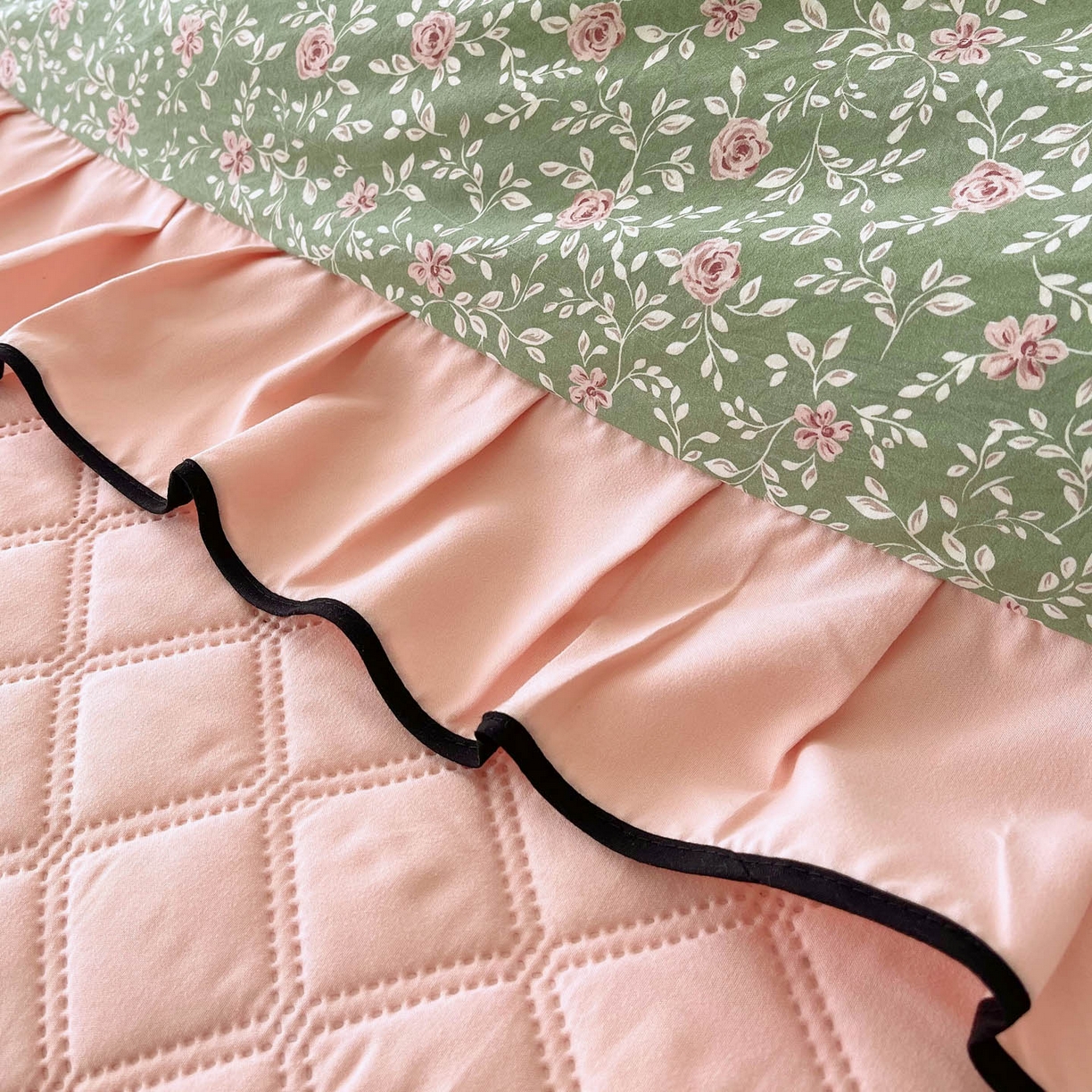 91家纺网 家纺一手货源 找家纺 锦彩家居 2026新款花边小碎花床盖四件套 秘密花园