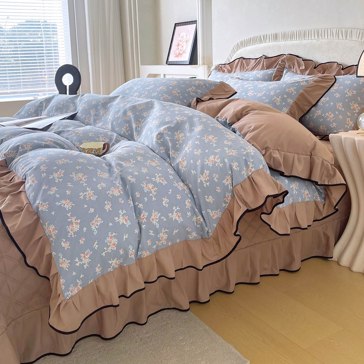 91家纺网 家纺一手货源 找家纺 锦彩家居 2026新款花边小碎花床盖四件套 椿庭怀蓝