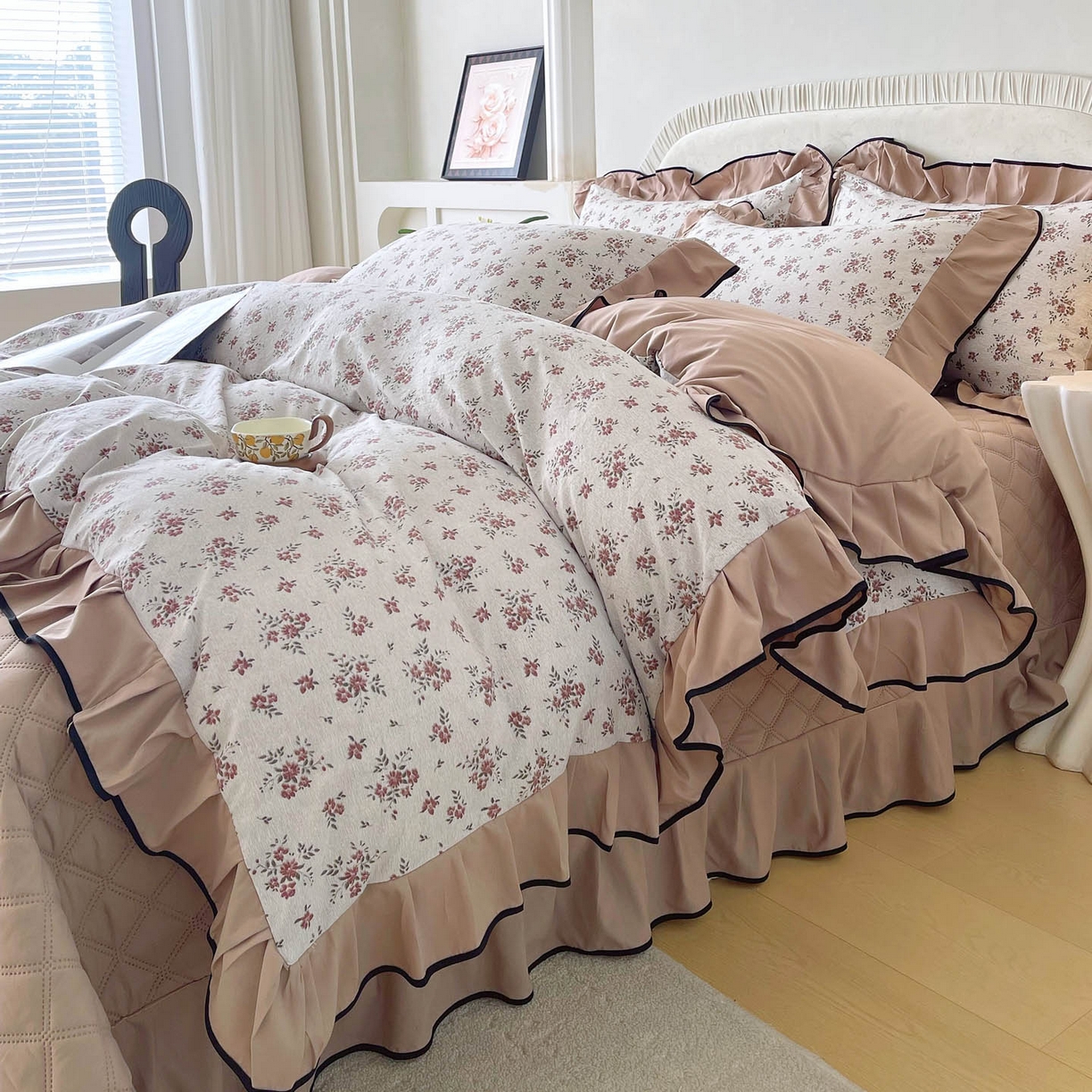 91家纺网 家纺一手货源 找家纺 锦彩家居 2026新款花边小碎花床盖四件套 丹枫白露