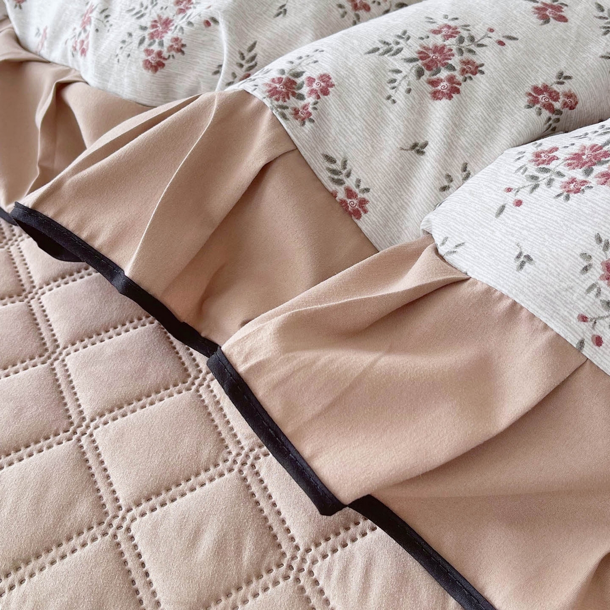 91家纺网 家纺一手货源 找家纺 锦彩家居 2026新款花边小碎花床盖四件套 丹枫白露