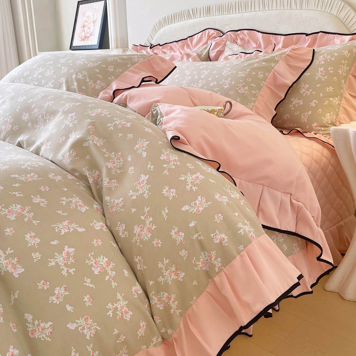 91家纺网 家纺一手货源 找家纺 锦彩家居 2026新款花边小碎花床盖四件套 花漾甜心