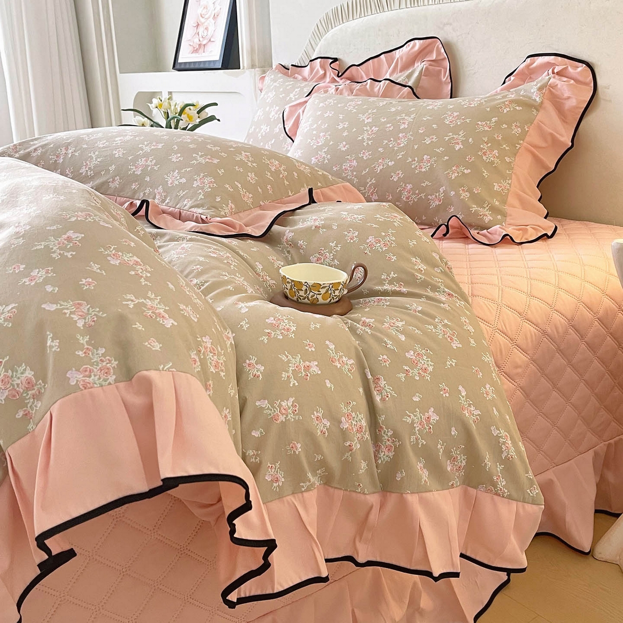 91家纺网 家纺一手货源 找家纺 锦彩家居 2026新款花边小碎花床盖四件套 花漾甜心