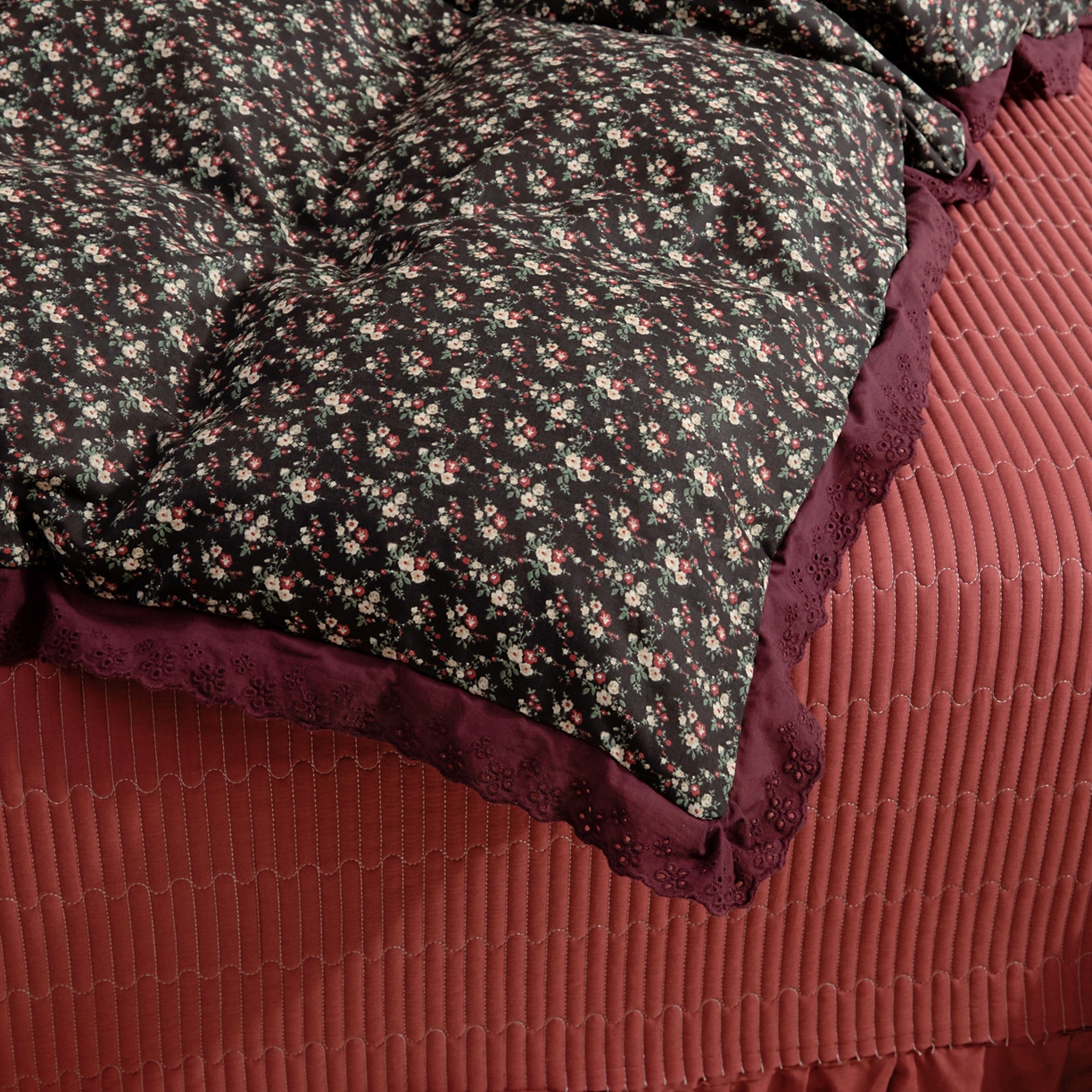 91家纺网 家纺一手货源 找家纺 情煊家纺 2026新款全棉双层纱花边款绣花款单被套 绣花款-海棠红