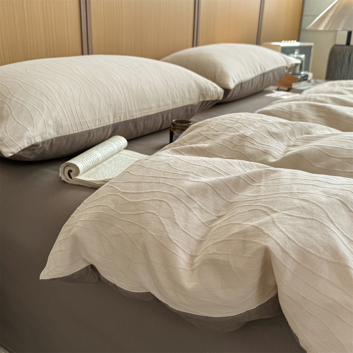 91家纺网 家纺一手货源 找家纺 灰鲸 2026新款全棉纯棉三层纱色织提花四件套 浅忆-可可奶咖