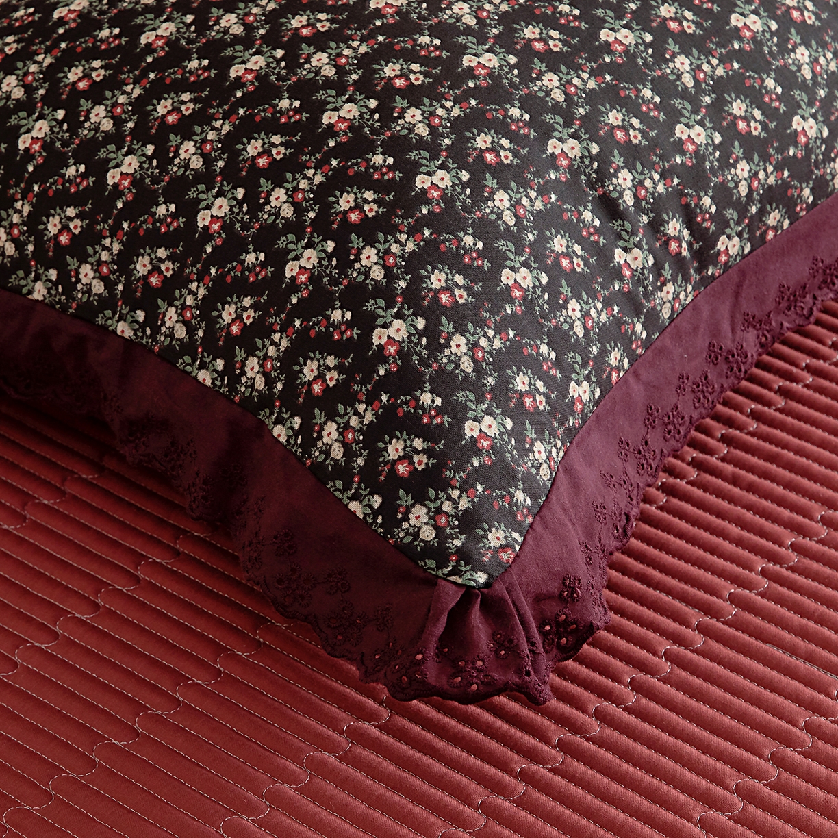 91家纺网 家纺一手货源 找家纺 情煊家纺 2026新款全棉双层纱花边款绣花款单被套 绣花款-海棠红