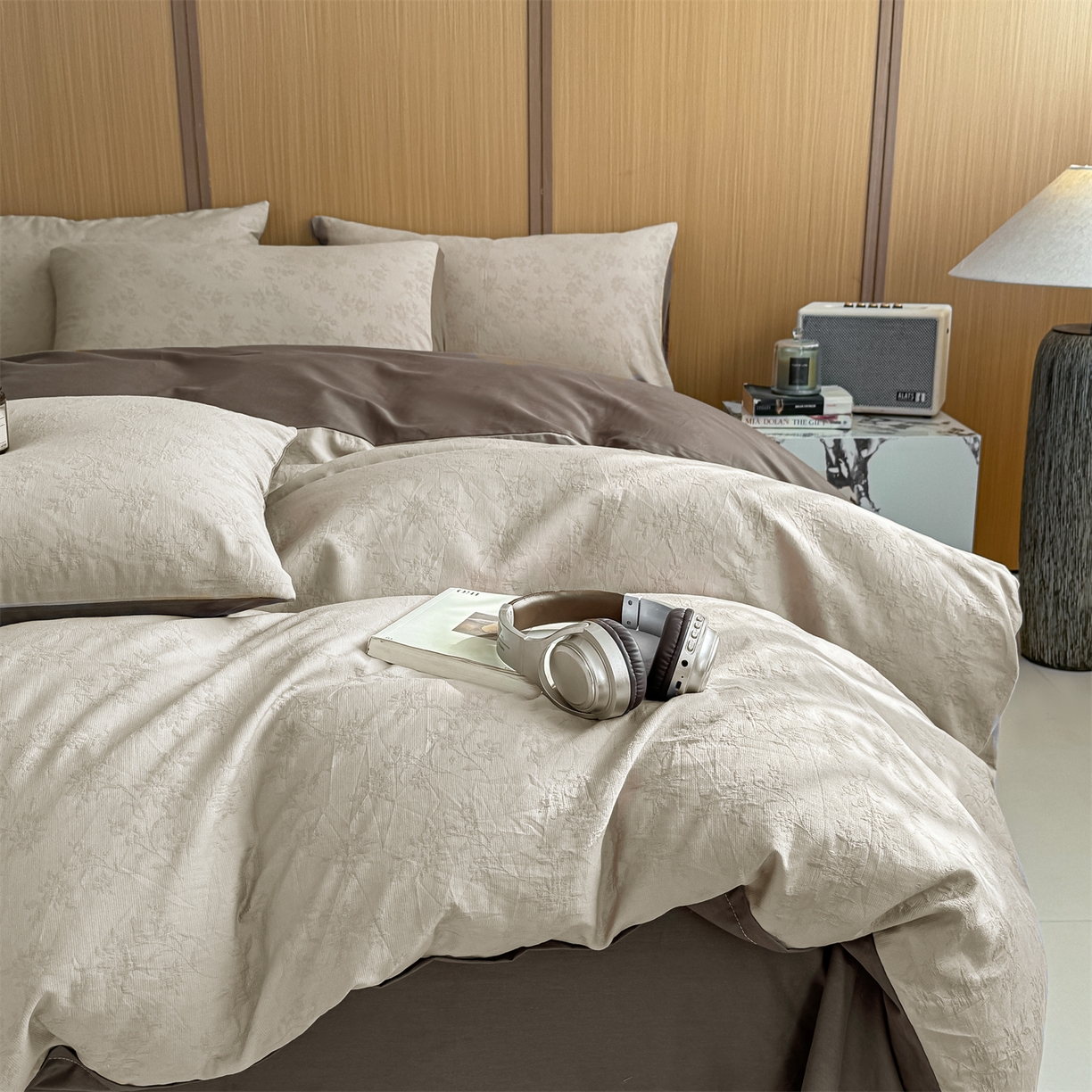 91家纺网 家纺一手货源 找家纺 灰鲸 2026新款全棉纯棉三层纱色织提花四件套 花影-可可奶咖