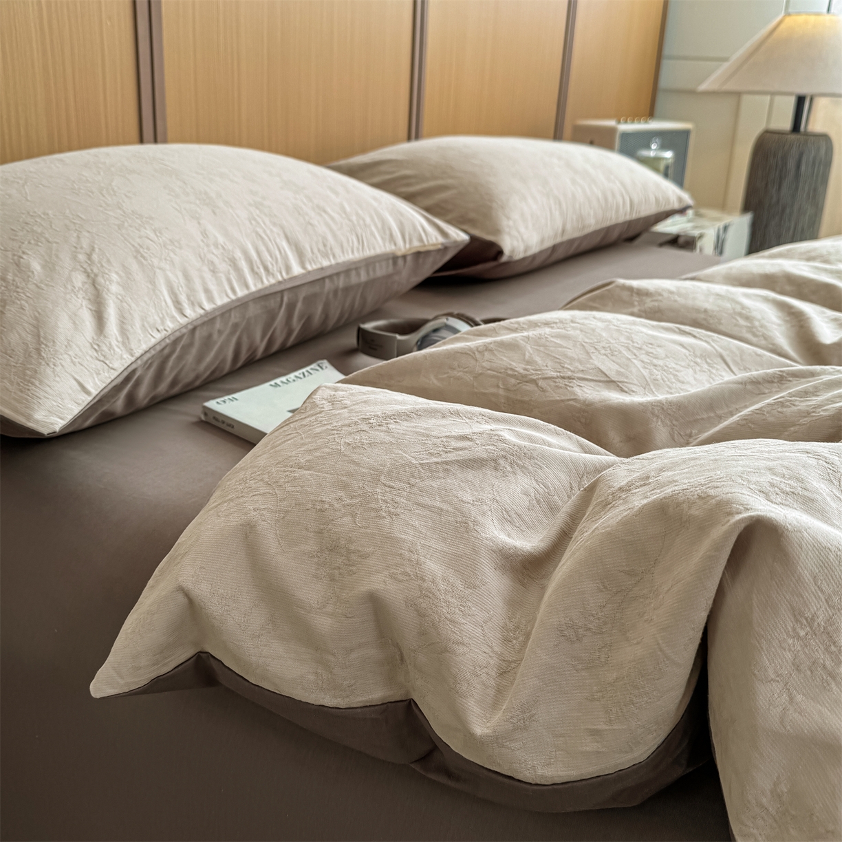 91家纺网 家纺一手货源 找家纺 灰鲸 2026新款全棉纯棉三层纱色织提花四件套 花影-可可奶咖