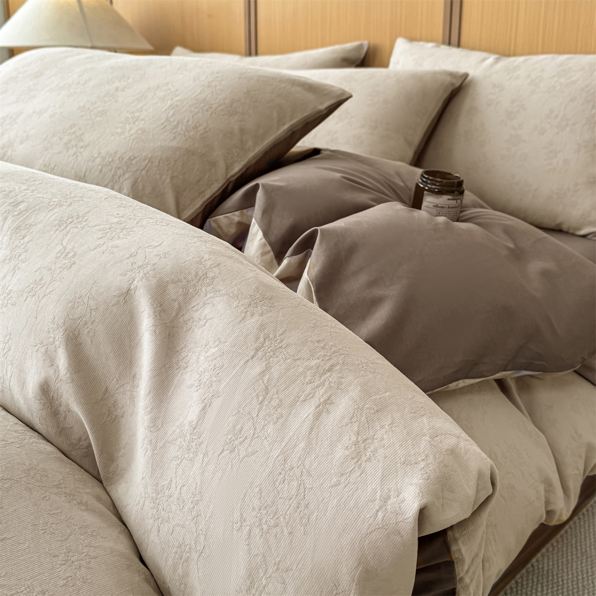 91家纺网 家纺一手货源 找家纺 灰鲸 2026新款全棉纯棉三层纱色织提花四件套 花影-可可奶咖