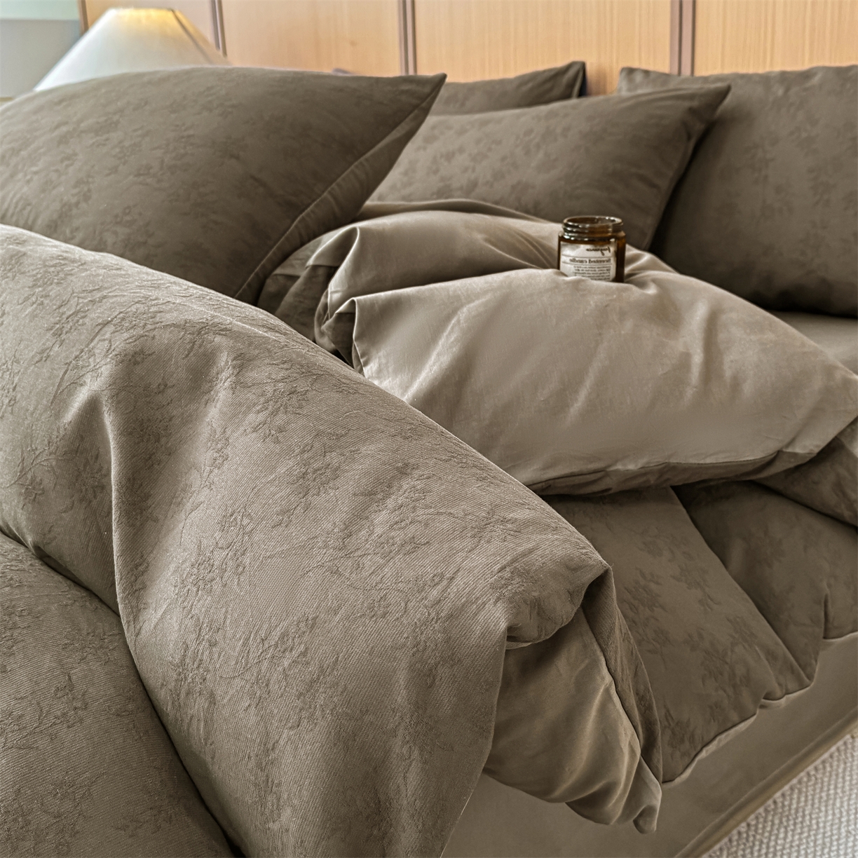 91家纺网 家纺一手货源 找家纺 灰鲸 2026新款全棉纯棉三层纱色织提花四件套 花影-摩卡