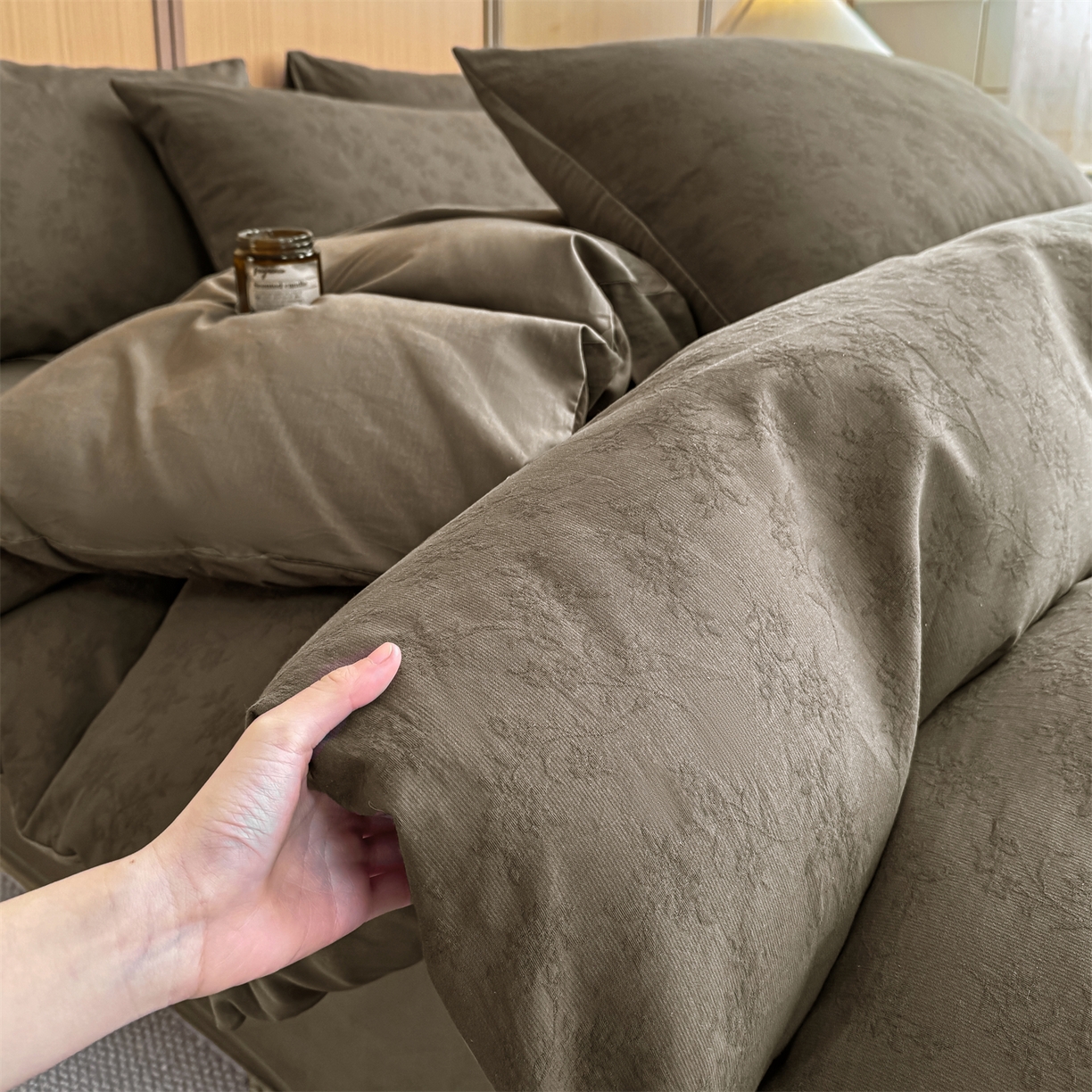 91家纺网 家纺一手货源 找家纺 灰鲸 2026新款全棉纯棉三层纱色织提花四件套 花影-摩卡