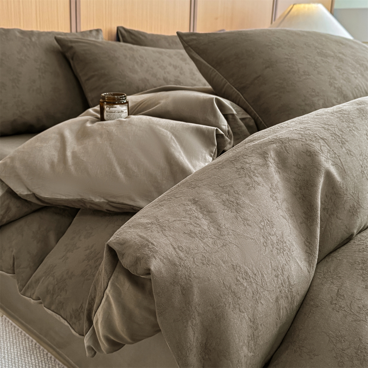 91家纺网 家纺一手货源 找家纺 灰鲸 2026新款全棉纯棉三层纱色织提花四件套 花影-摩卡