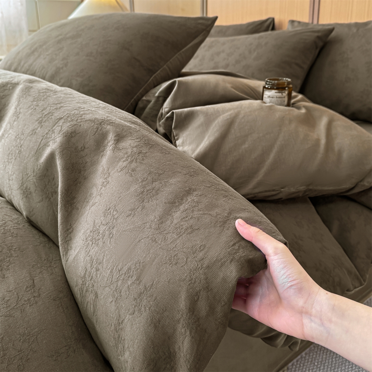 91家纺网 家纺一手货源 找家纺 灰鲸 2026新款全棉纯棉三层纱色织提花四件套 花影-摩卡