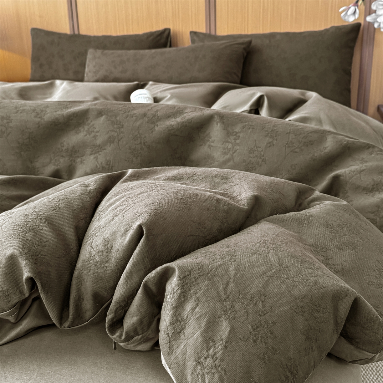 91家纺网 家纺一手货源 找家纺 灰鲸 2026新款全棉纯棉三层纱色织提花四件套 花影-摩卡