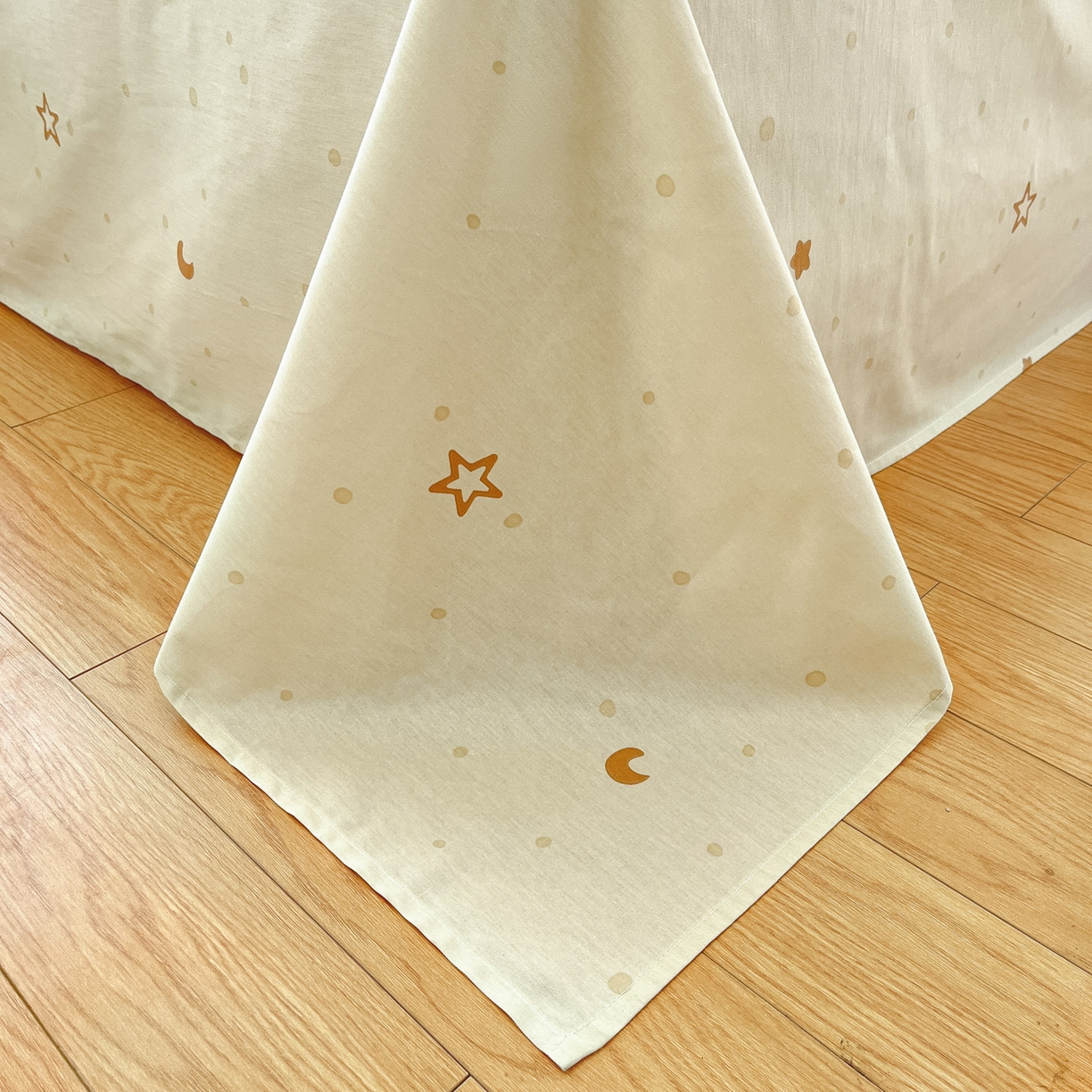 91家纺网 家纺一手货源 找家纺 睡美美家纺 2026新款全棉纯棉斜纹印花喷气小清新四季款学生三件套四件套 萌萌小狮子