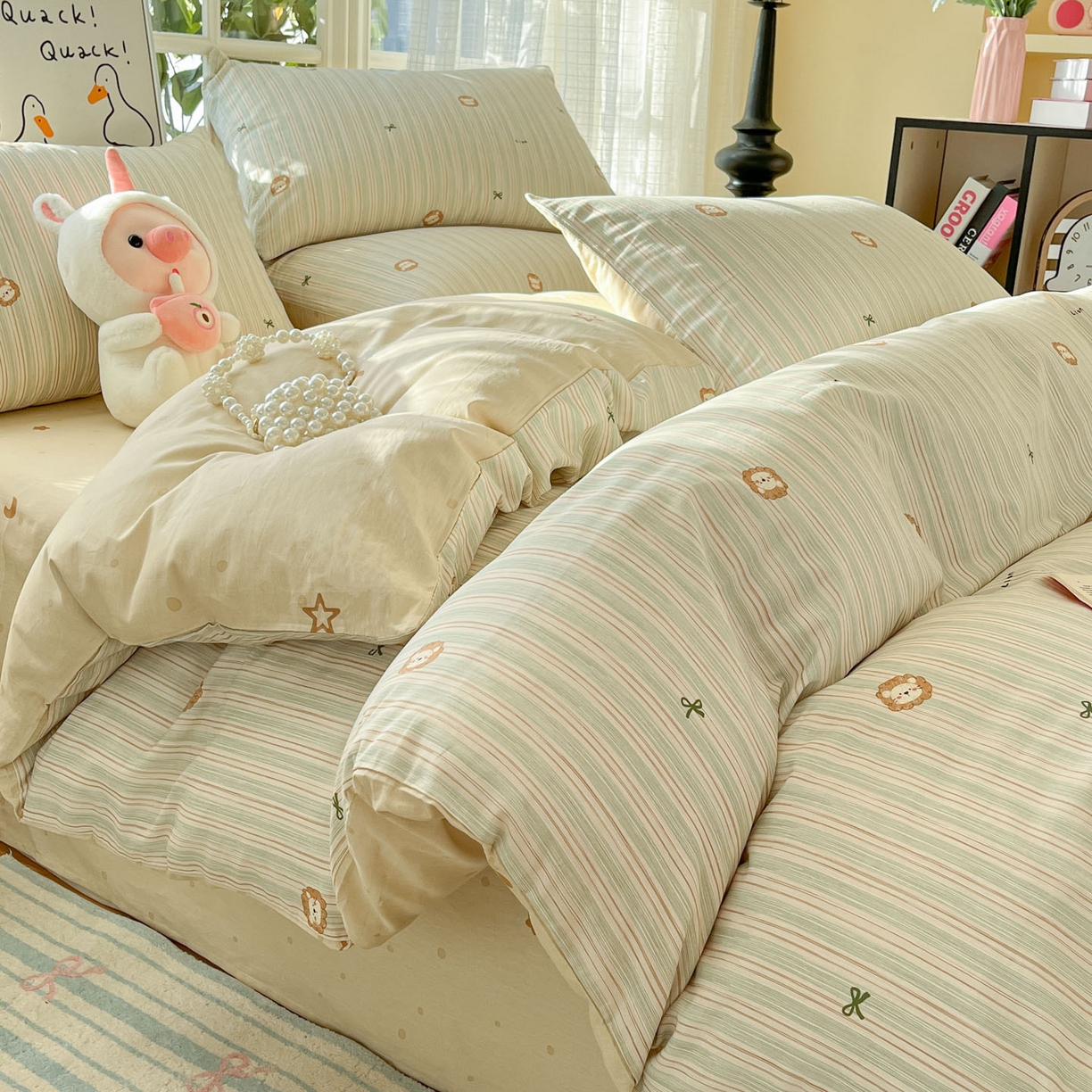 91家纺网 家纺一手货源 找家纺 睡美美家纺 2026新款全棉纯棉斜纹印花喷气小清新四季款学生三件套四件套 萌萌小狮子