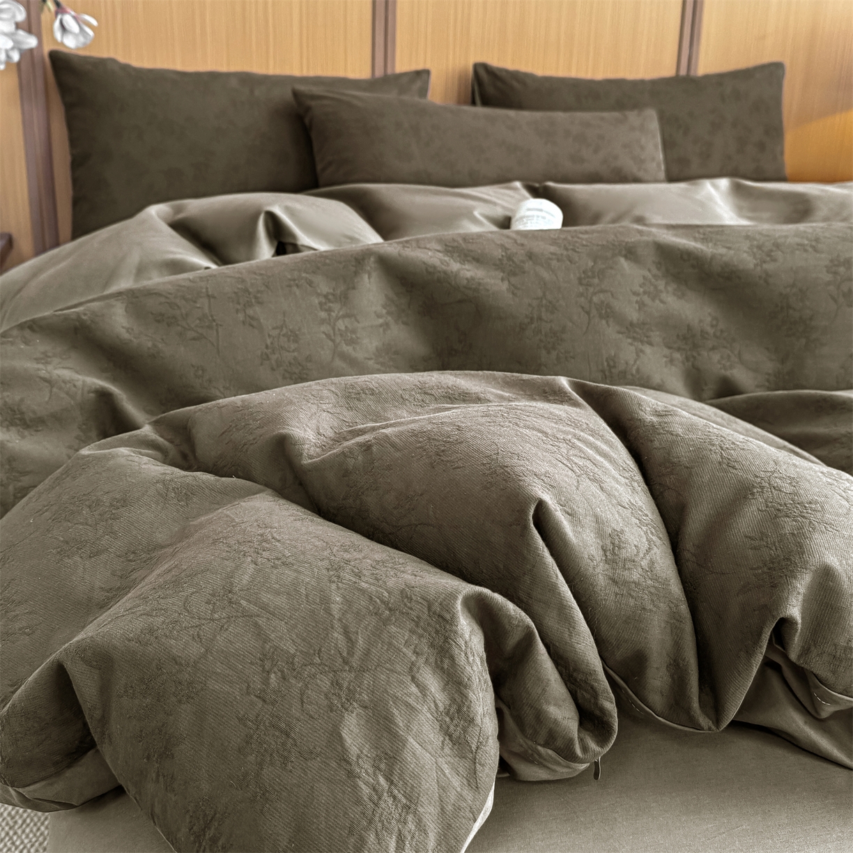 91家纺网 家纺一手货源 找家纺 灰鲸 2026新款全棉纯棉三层纱色织提花四件套 花影-摩卡