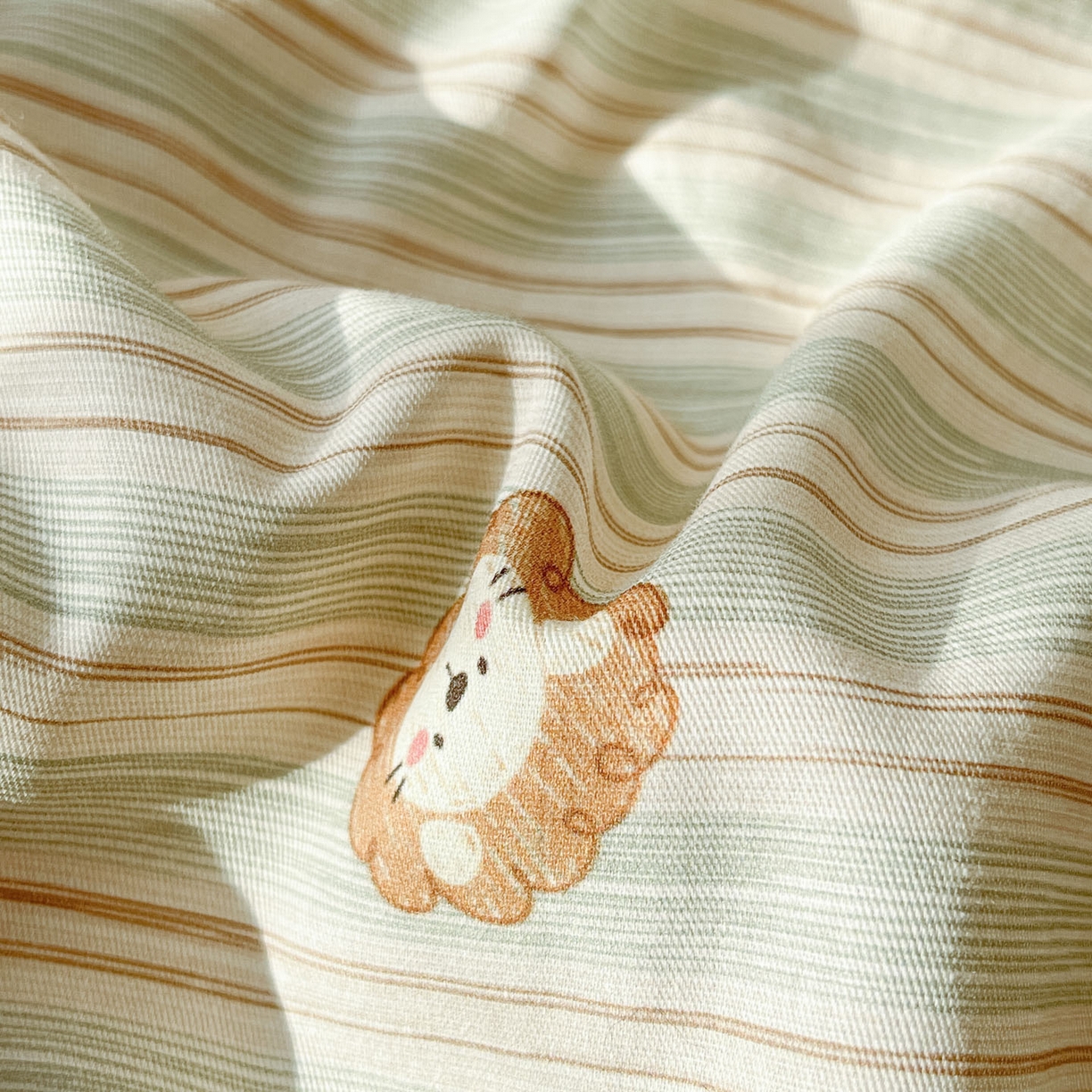 91家纺网 家纺一手货源 找家纺 睡美美家纺 2026新款全棉纯棉斜纹印花喷气小清新四季款学生三件套四件套 萌萌小狮子