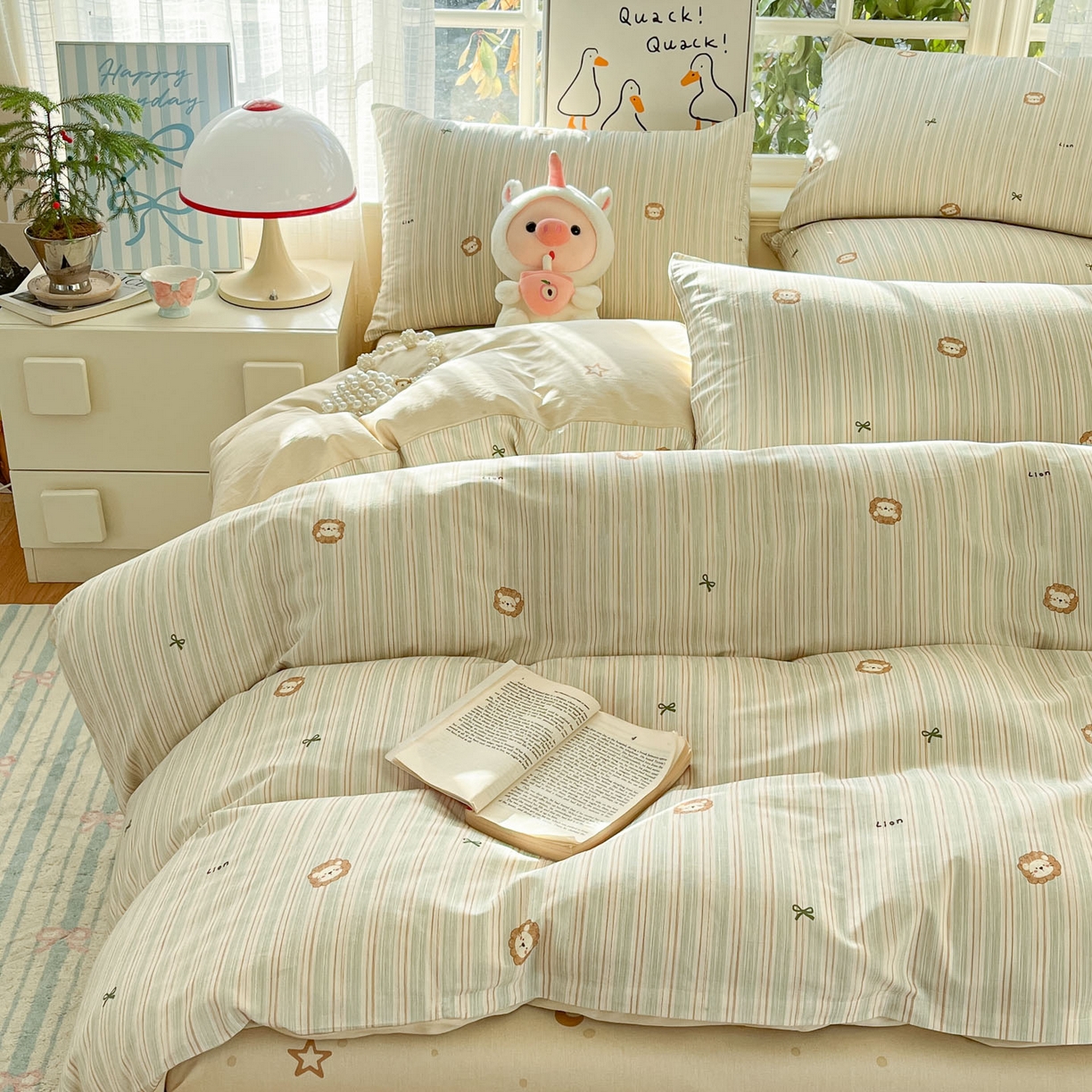 91家纺网 家纺一手货源 找家纺 睡美美家纺 2026新款全棉纯棉斜纹印花喷气小清新四季款学生三件套四件套 萌萌小狮子