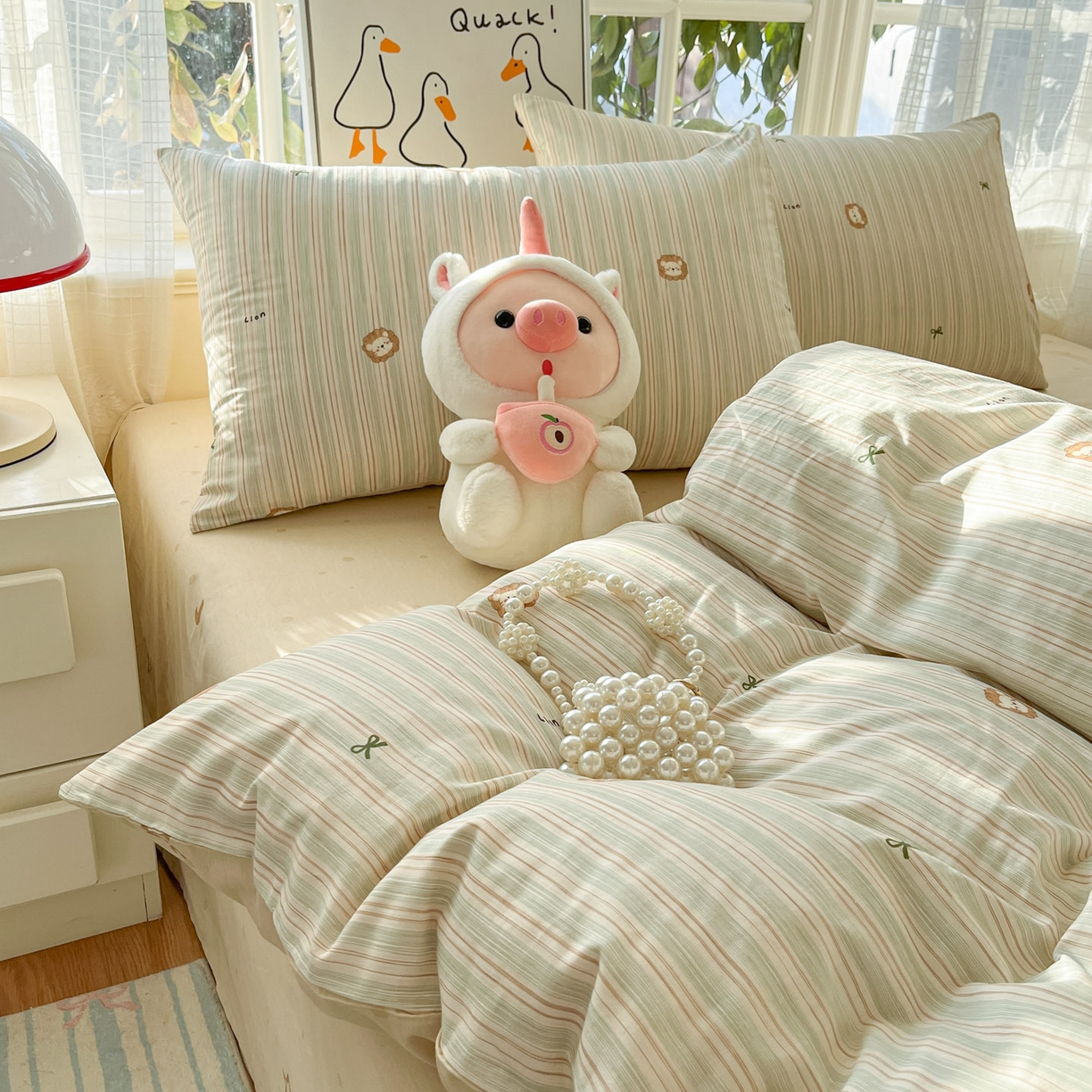 91家纺网 家纺一手货源 找家纺 睡美美家纺 2026新款全棉纯棉斜纹印花喷气小清新四季款学生三件套四件套 萌萌小狮子