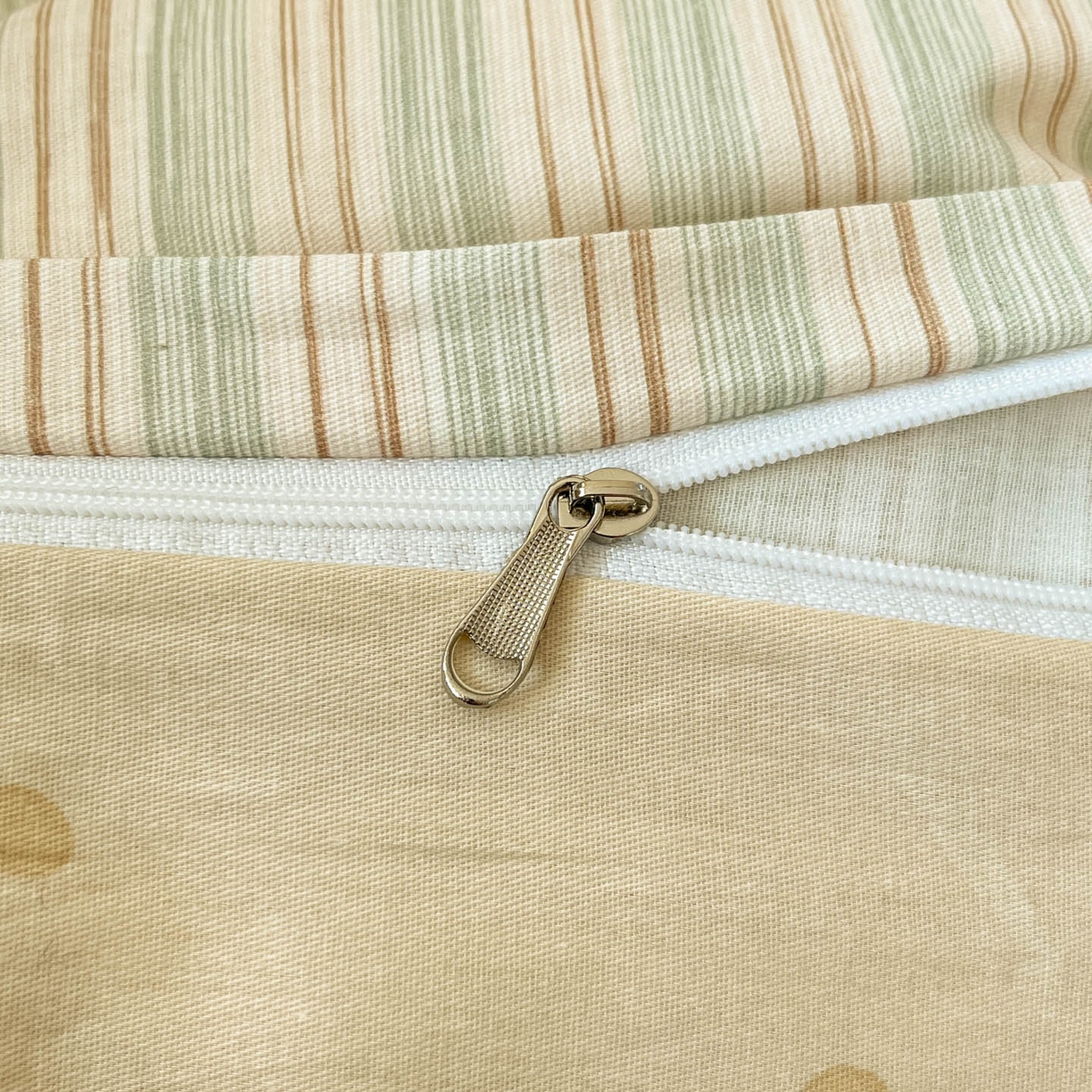 91家纺网 家纺一手货源 找家纺 睡美美家纺 2026新款全棉纯棉斜纹印花喷气小清新四季款学生三件套四件套 萌萌小狮子