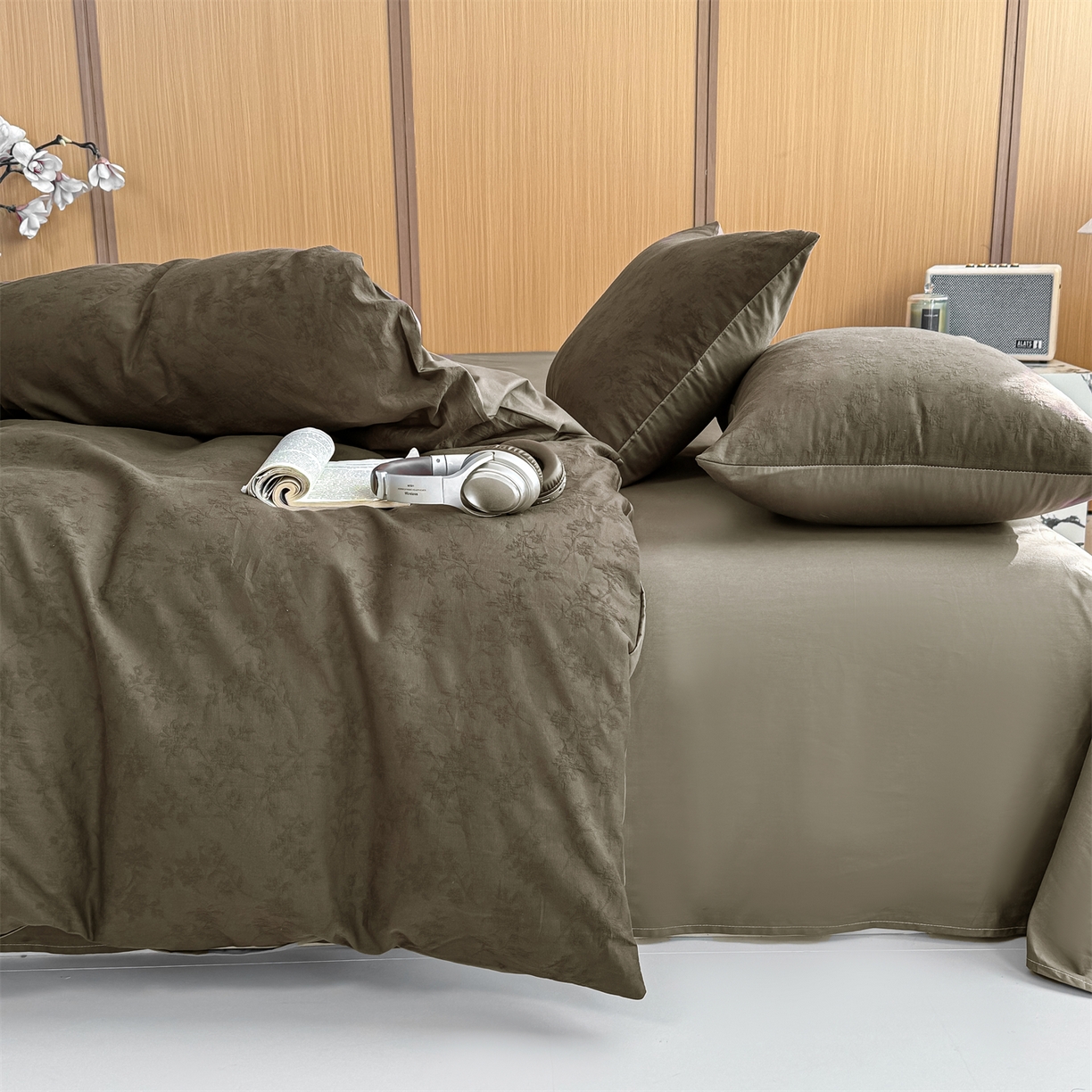 91家纺网 家纺一手货源 找家纺 灰鲸 2026新款全棉纯棉三层纱色织提花四件套 花影-摩卡