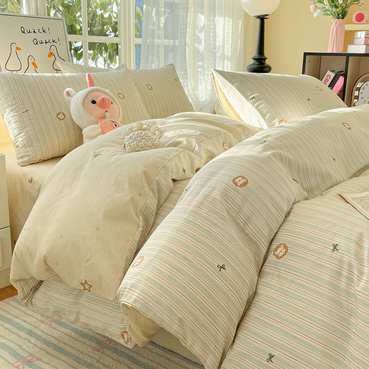 91家纺网 家纺一手货源 找家纺 睡美美家纺 2026新款全棉纯棉斜纹印花喷气小清新四季款学生三件套四件套 萌萌小狮子